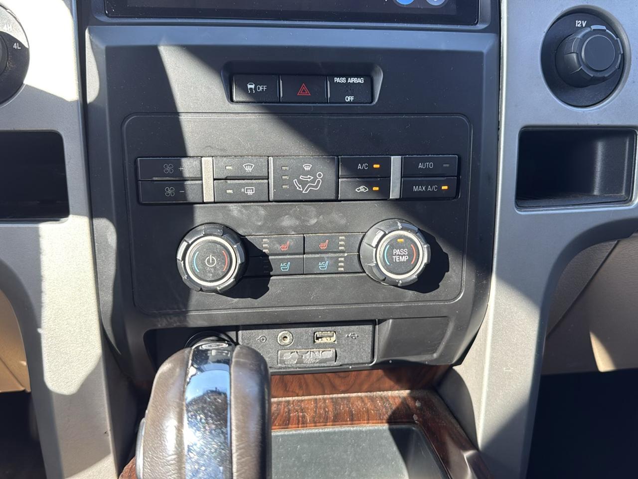 Ford F-150 4WD SuperCrew 145" Lariat 2012