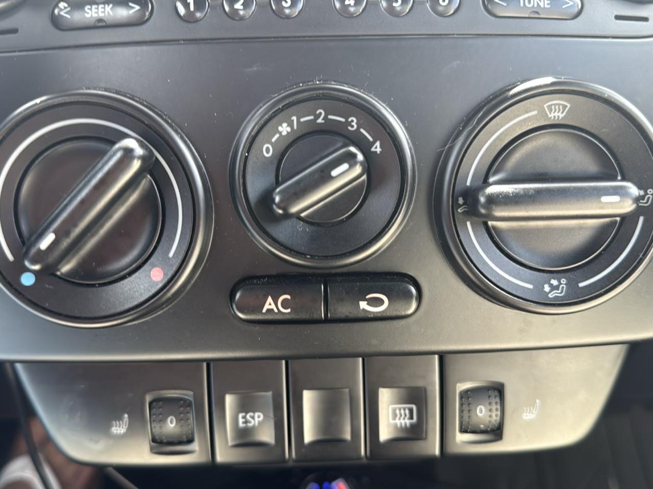 Volkswagen New Beetle Convertible 2dr Auto 2010