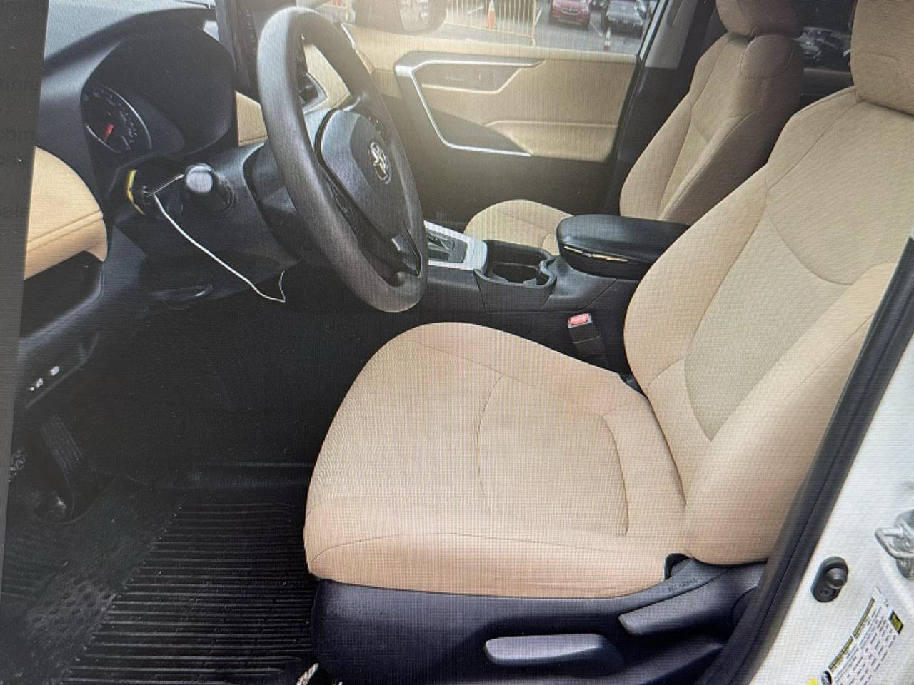 Toyota RAV4 LE FWD (Natl) 2020