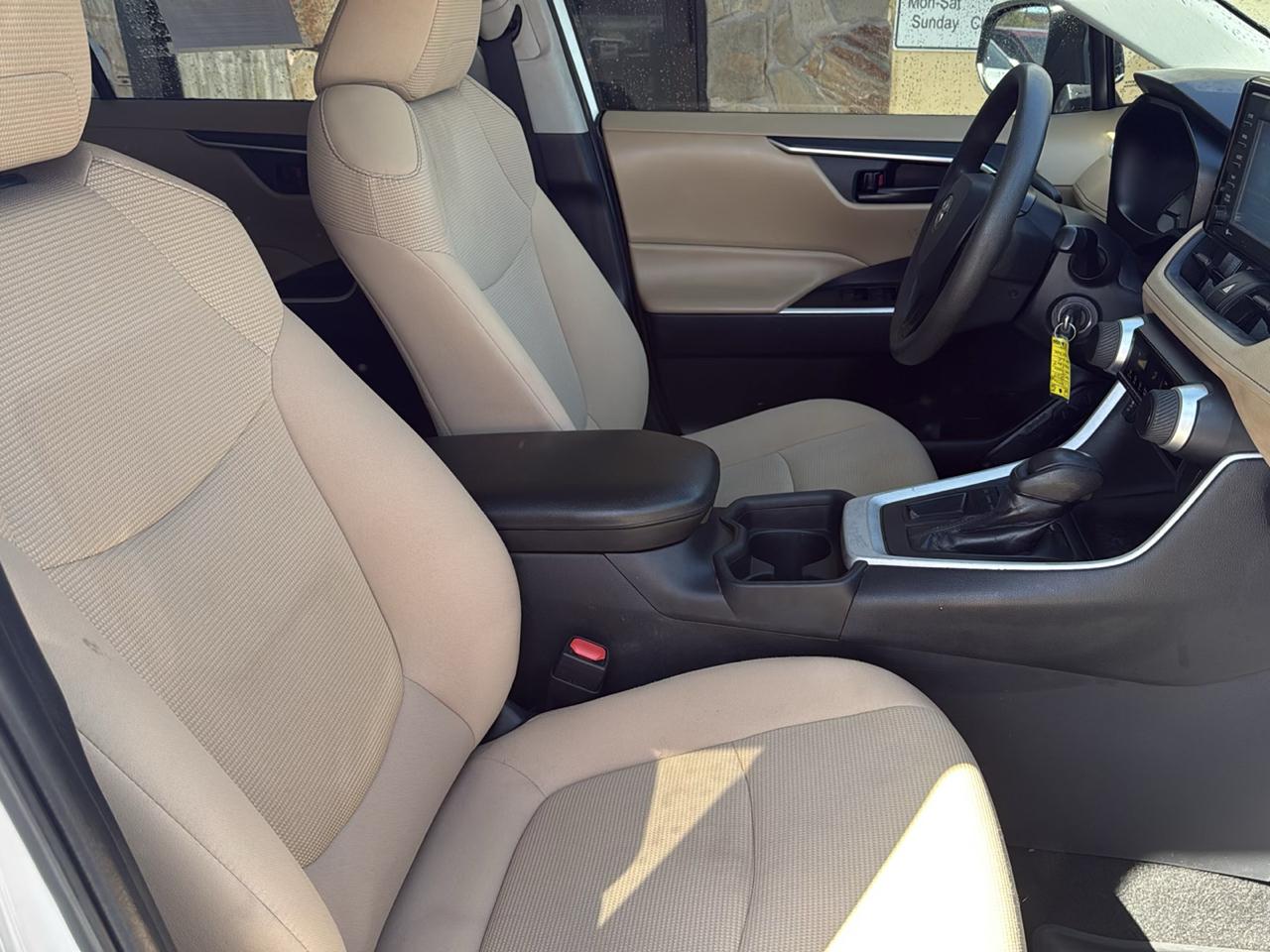 Toyota RAV4 LE FWD (Natl) 2020