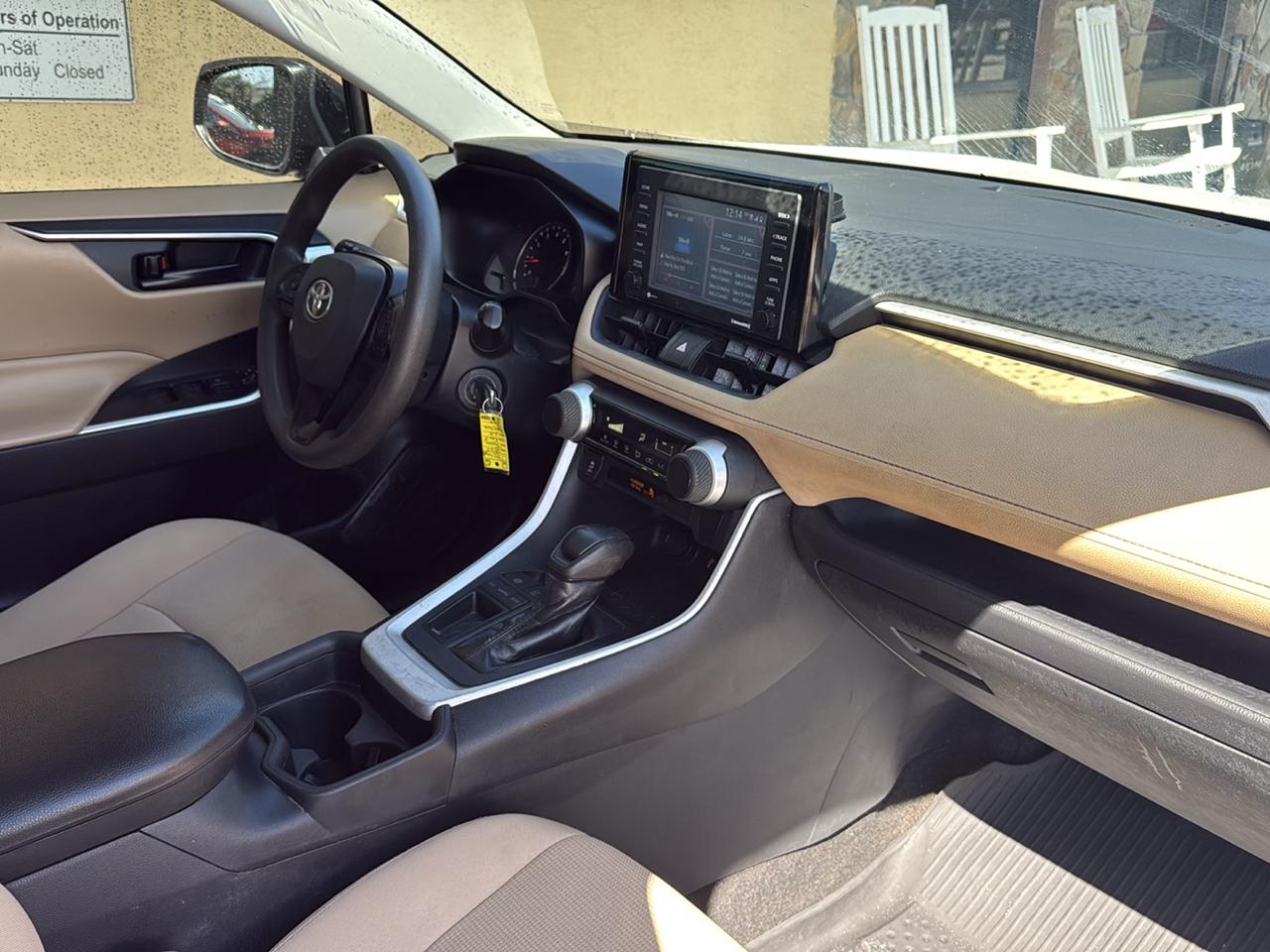 Toyota RAV4 LE FWD (Natl) 2020