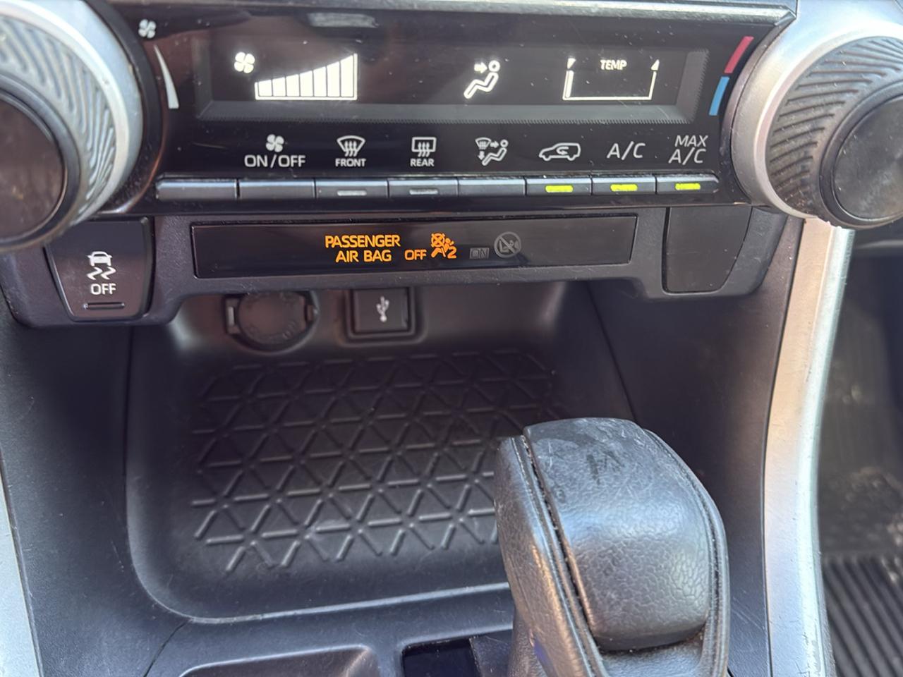 Toyota RAV4 LE FWD (Natl) 2020