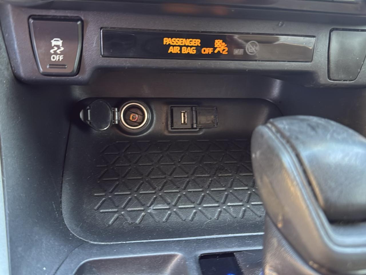 Toyota RAV4 LE FWD (Natl) 2020