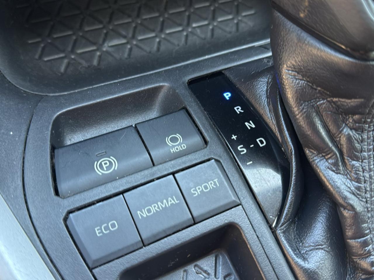 Toyota RAV4 LE FWD (Natl) 2020