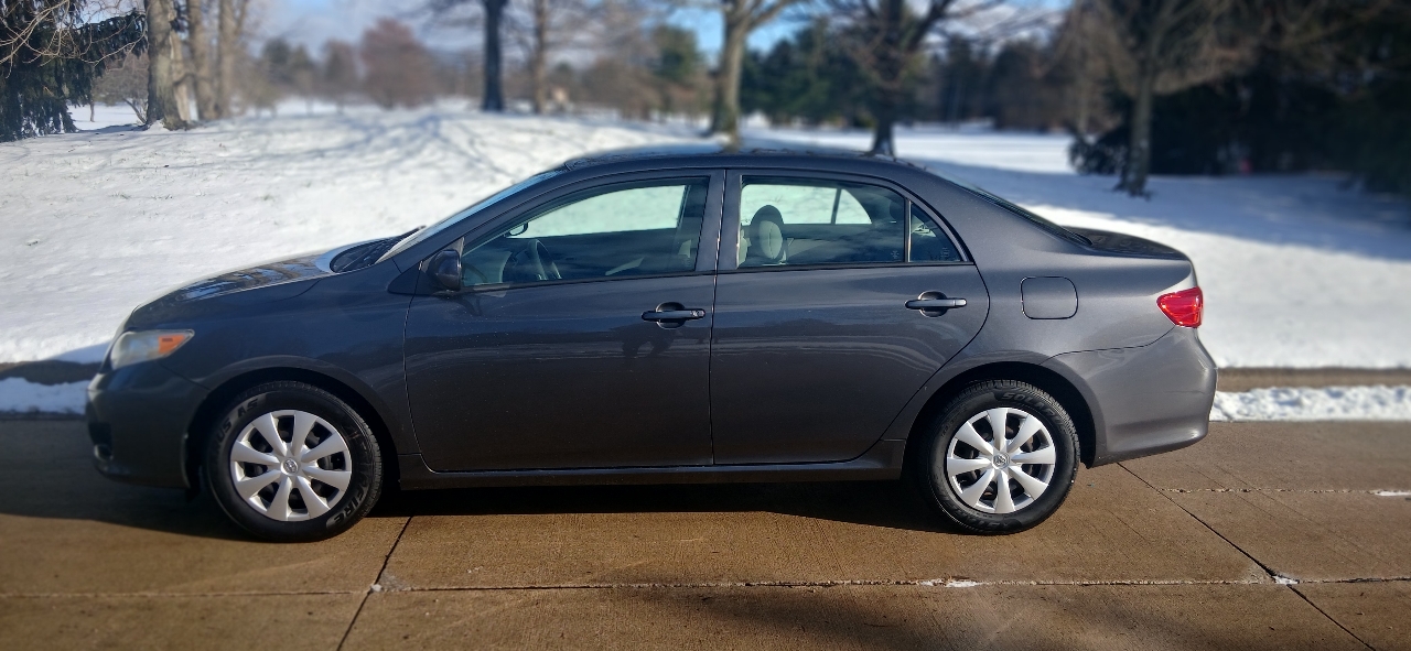 Toyota Corolla 4dr Sdn LE Manual (Natl) 2009