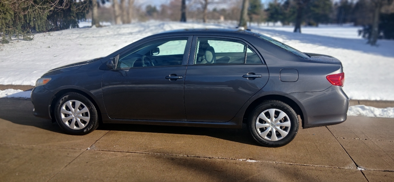 Toyota Corolla 4dr Sdn LE Manual (Natl) 2009