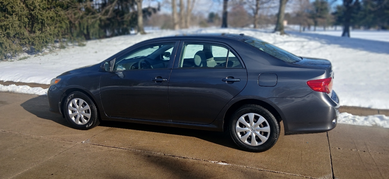 Toyota Corolla 4dr Sdn LE Manual (Natl) 2009