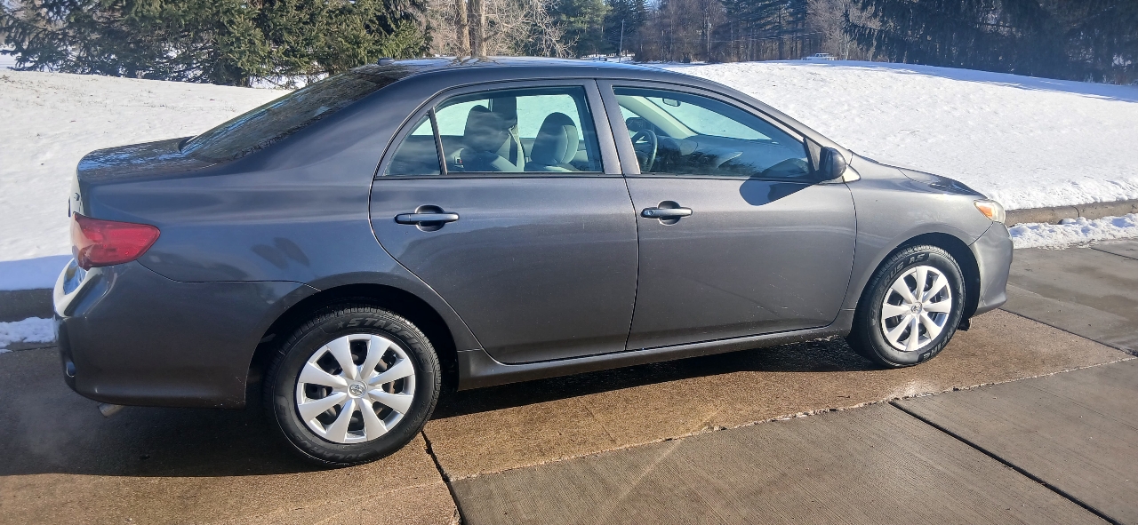 Toyota Corolla 4dr Sdn LE Manual (Natl) 2009