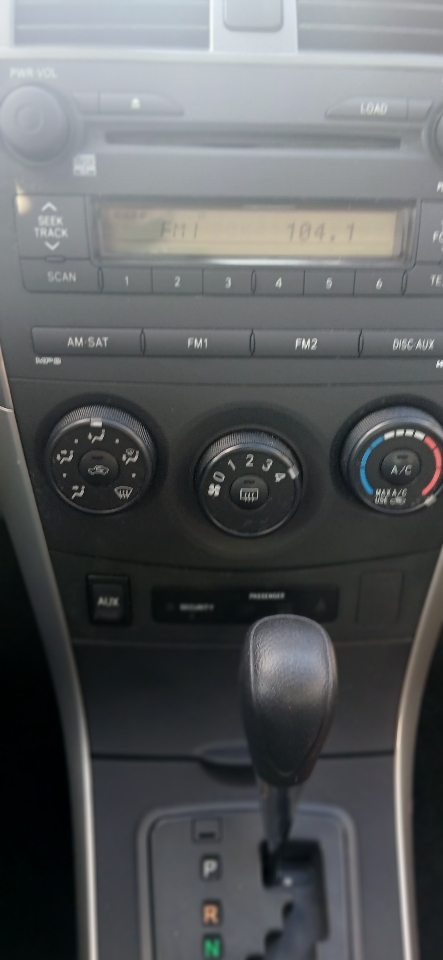 Toyota Corolla 4dr Sdn LE Manual (Natl) 2009