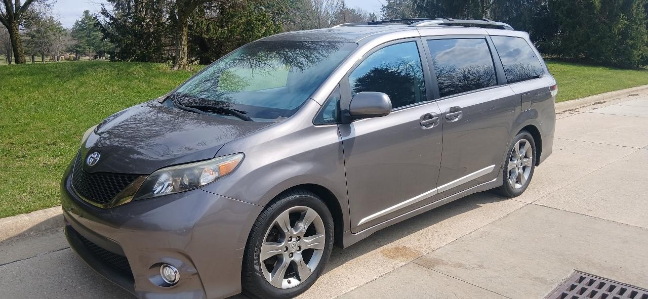 Toyota Sienna SE FWD 8-Passenger FWD V6 2012
