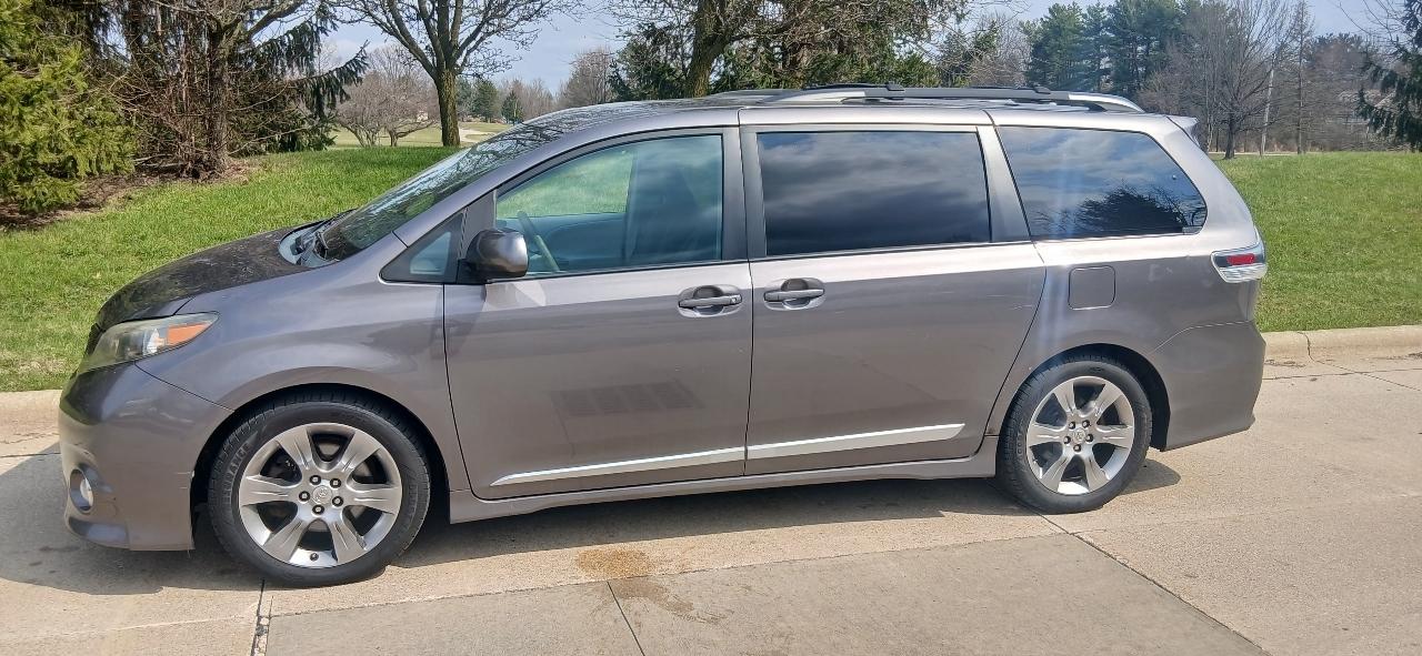 Toyota Sienna SE FWD 8-Passenger FWD V6 2012