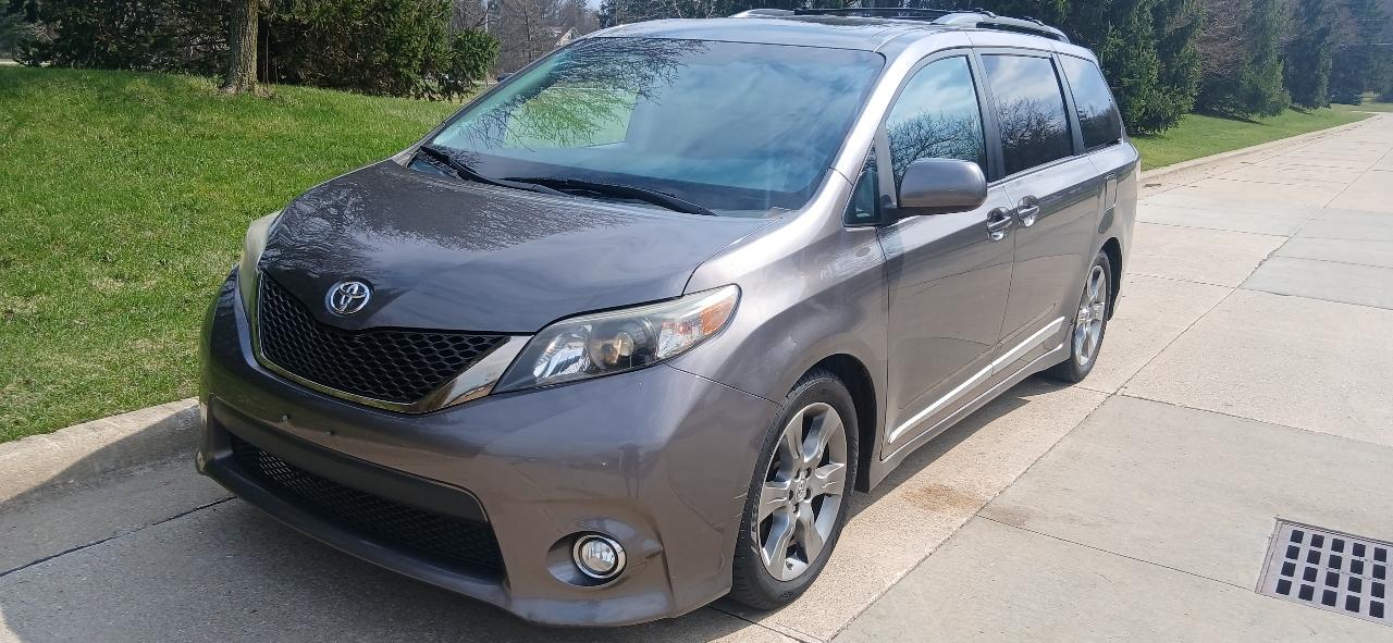 Toyota Sienna SE FWD 8-Passenger FWD V6 2012