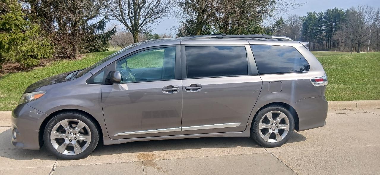 Toyota Sienna SE FWD 8-Passenger FWD V6 2012