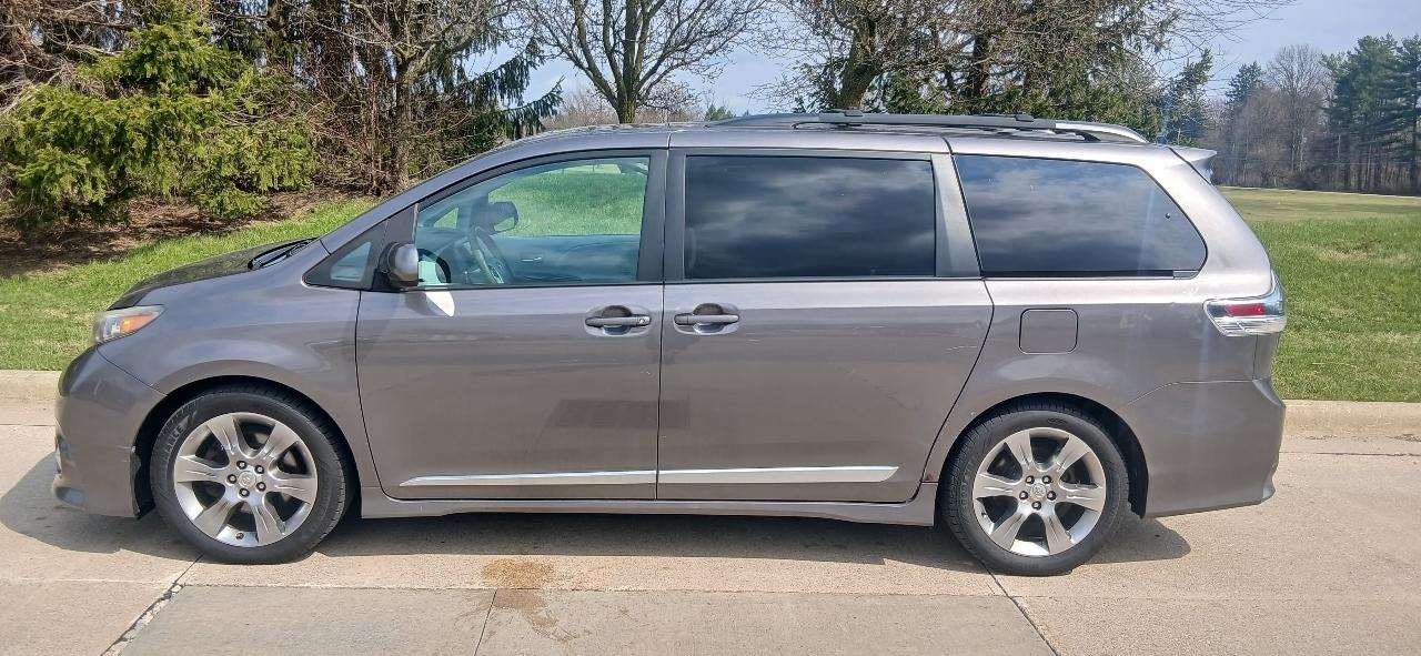 Toyota Sienna SE FWD 8-Passenger FWD V6 2012