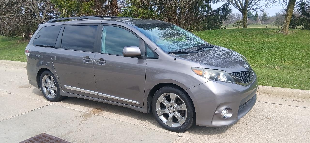 Toyota Sienna SE FWD 8-Passenger FWD V6 2012