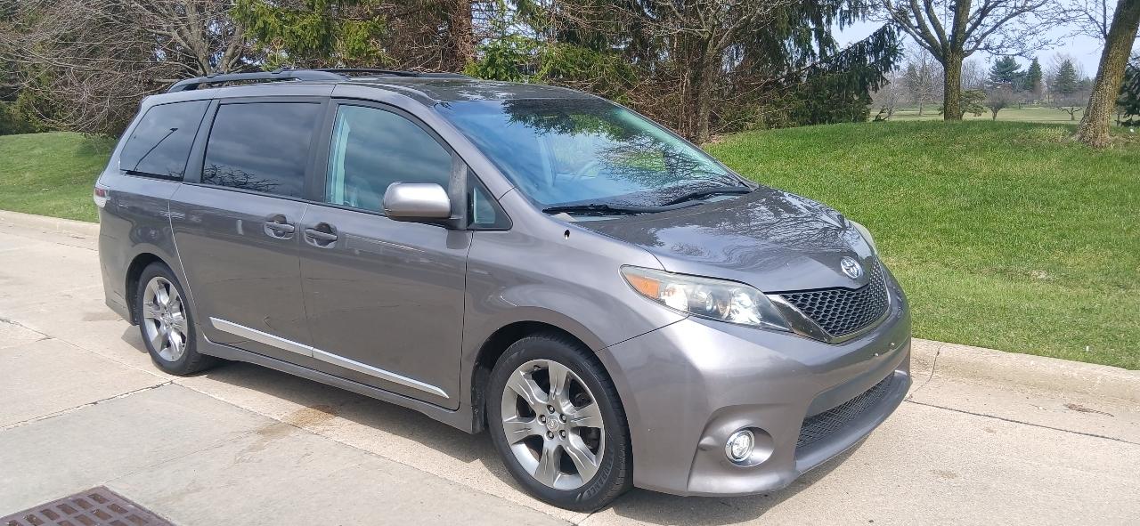 Toyota Sienna SE FWD 8-Passenger FWD V6 2012