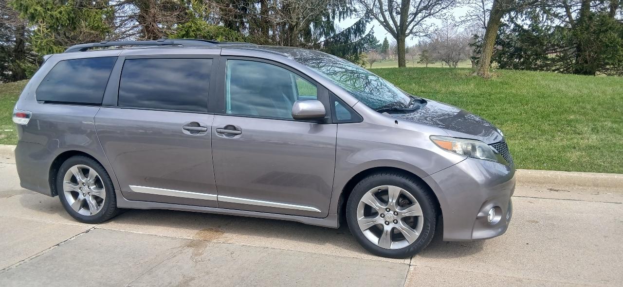 Toyota Sienna SE FWD 8-Passenger FWD V6 2012