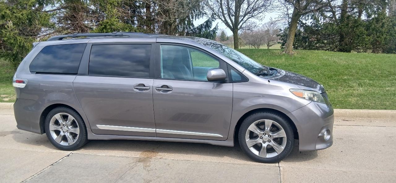 Toyota Sienna SE FWD 8-Passenger FWD V6 2012