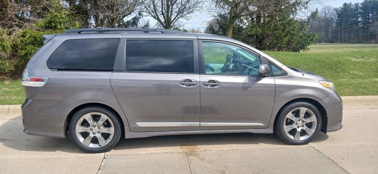 Toyota Sienna SE FWD 8-Passenger FWD V6 2012