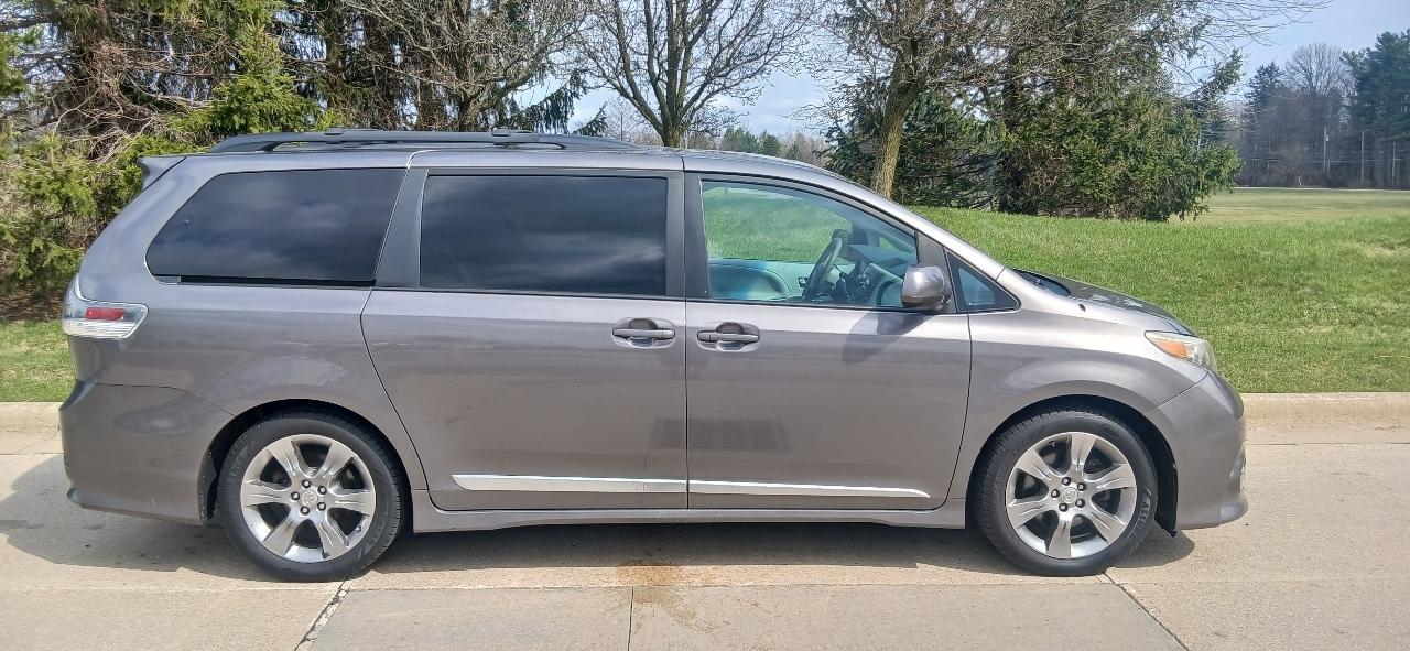 Toyota Sienna SE FWD 8-Passenger FWD V6 2012