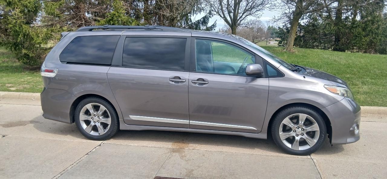 Toyota Sienna SE FWD 8-Passenger FWD V6 2012