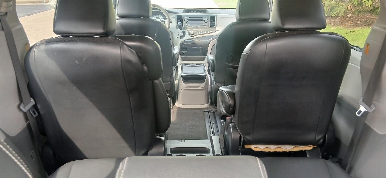 Toyota Sienna SE FWD 8-Passenger FWD V6 2012