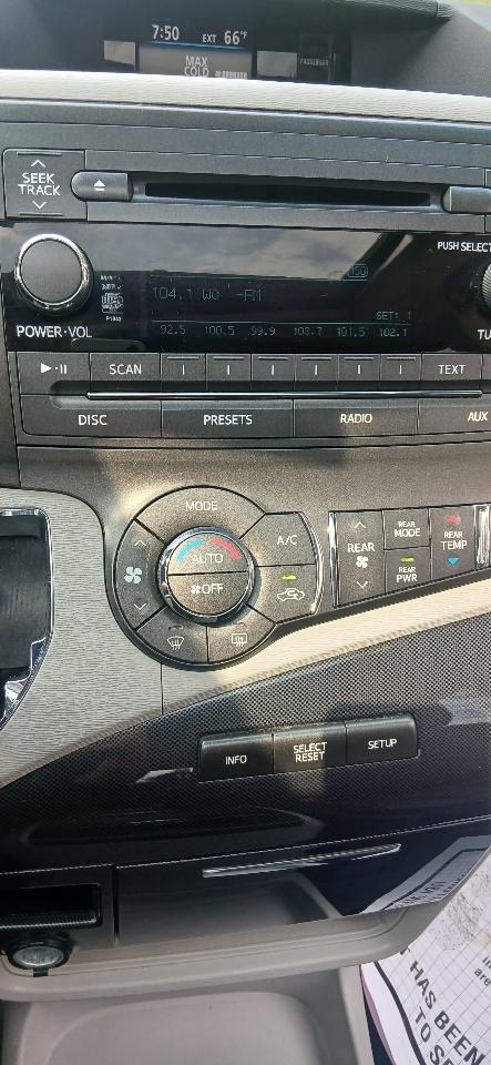 Toyota Sienna SE FWD 8-Passenger FWD V6 2012