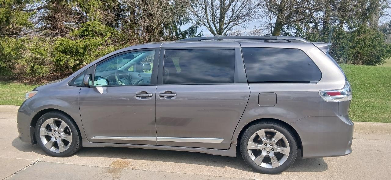 Toyota Sienna SE FWD 8-Passenger FWD V6 2012