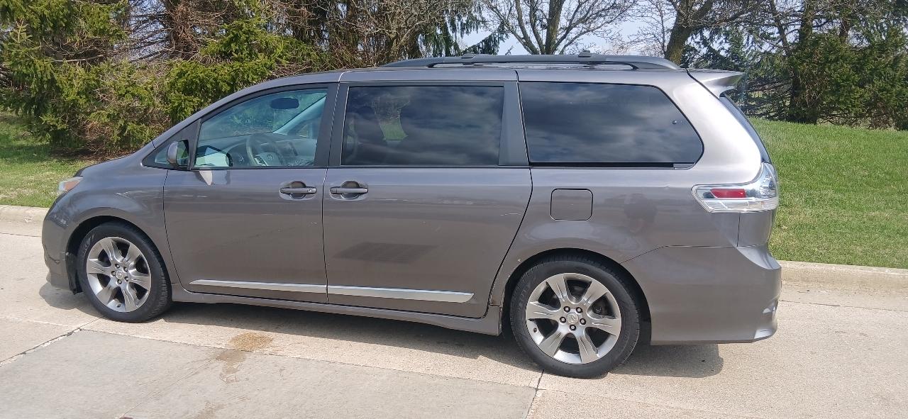 Toyota Sienna SE FWD 8-Passenger FWD V6 2012