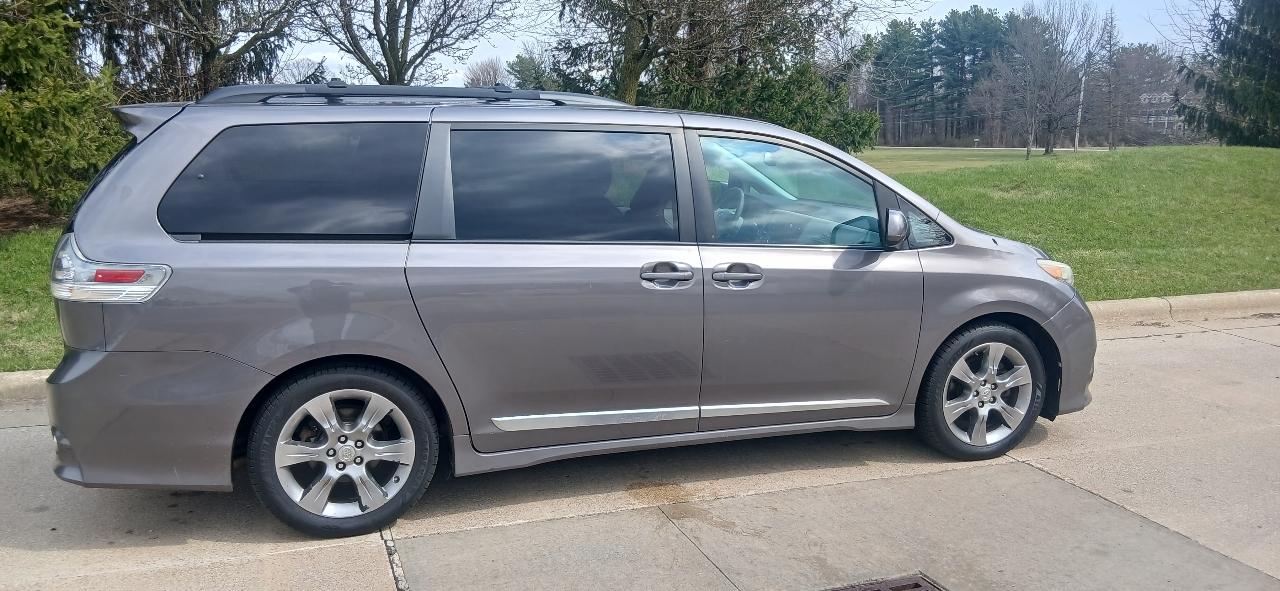 Toyota Sienna SE FWD 8-Passenger FWD V6 2012