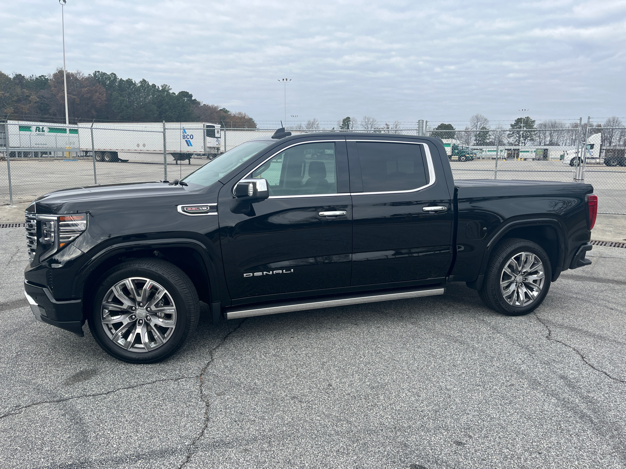 GMC Sierra 1500 4WD Crew Cab 147" Denali 2023
