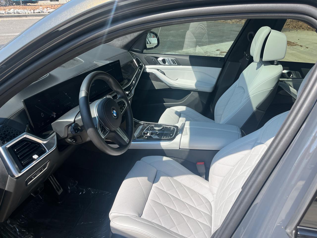 BMW X7 xDrive40i Sports Activity Vehicle 2025
