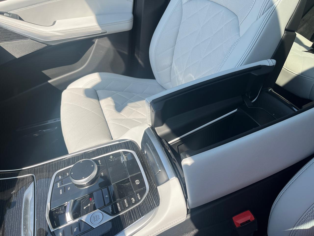 BMW X7 xDrive40i Sports Activity Vehicle 2025