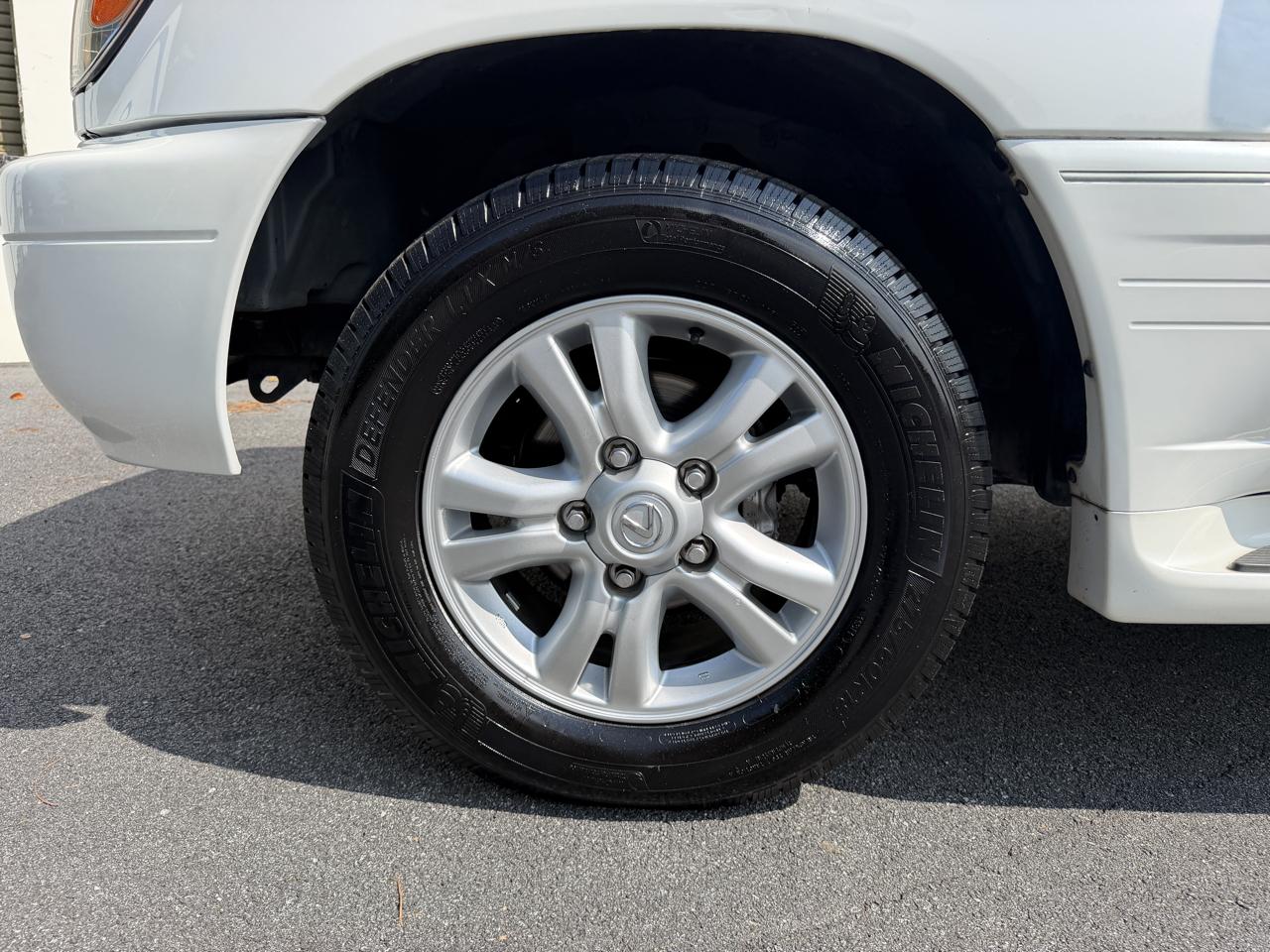 Lexus LX 470 4dr SUV 2004