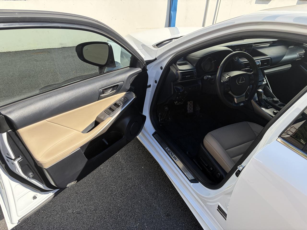 Lexus IS 300  2019