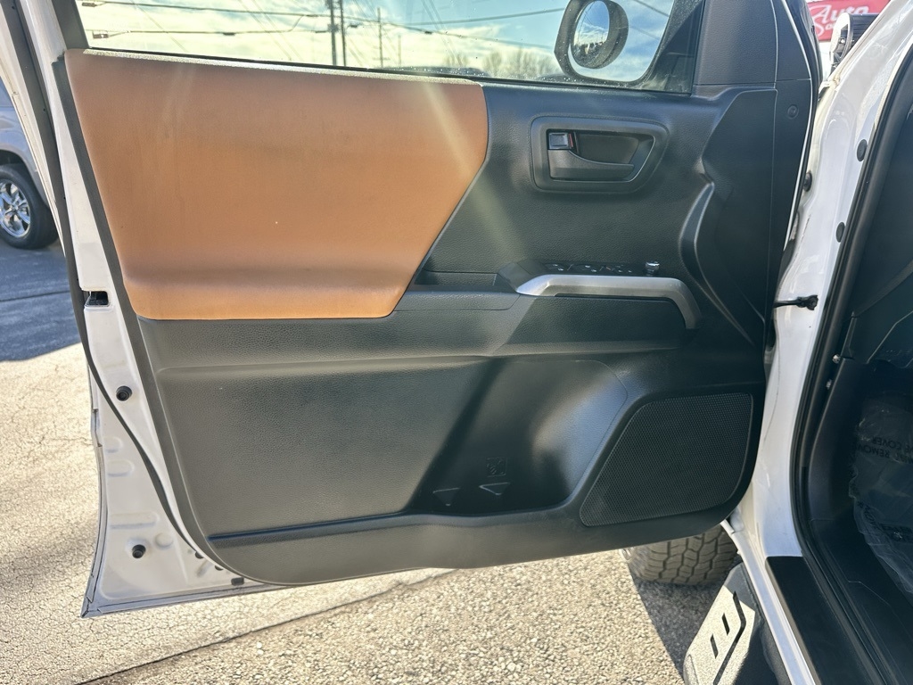 Toyota Tacoma TRD Off Road Double Cab 5' Bed V6 4x4 MT (Natl) 2017