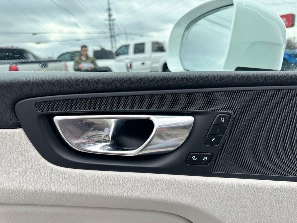 Volvo XC60 B5 AWD Plus Bright Theme 2023