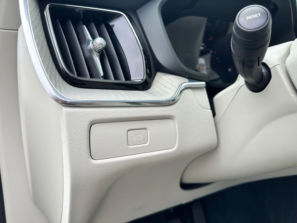 Volvo XC60 B5 AWD Plus Bright Theme 2023