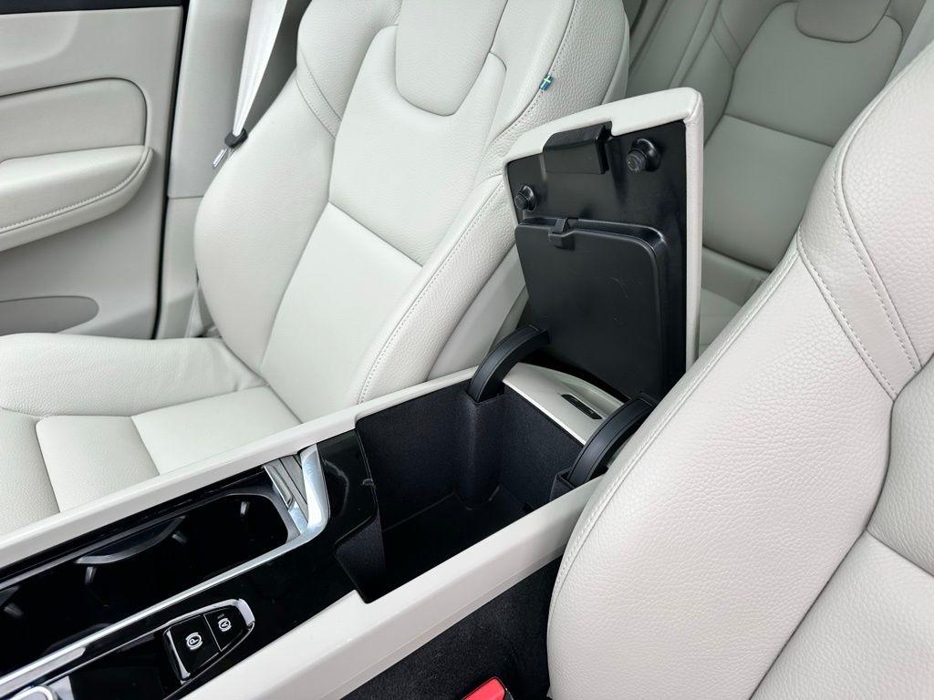 Volvo XC60 B5 AWD Plus Bright Theme 2023