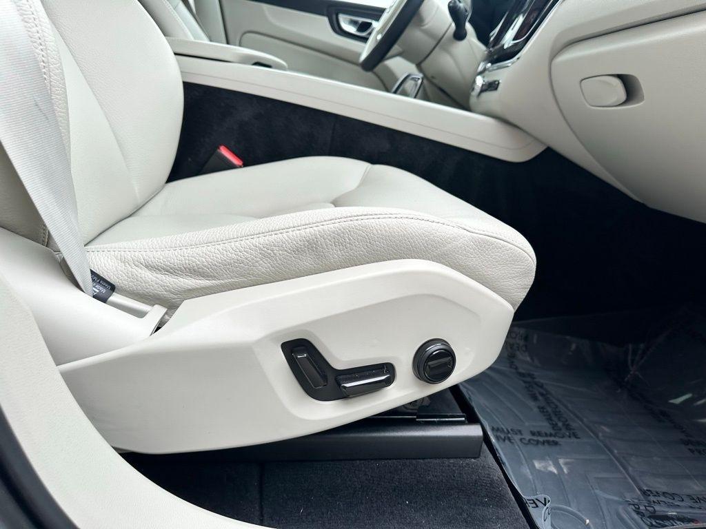 Volvo XC60 B5 AWD Plus Bright Theme 2023