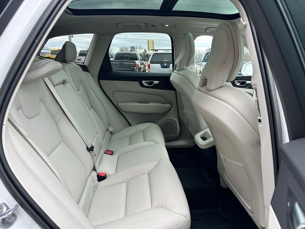 Volvo XC60 B5 AWD Plus Bright Theme 2023