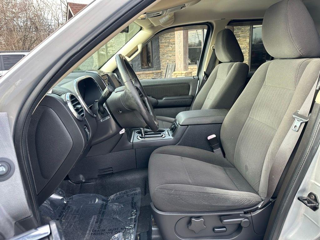 Ford Explorer Sport Trac RWD 4dr XLT 2010