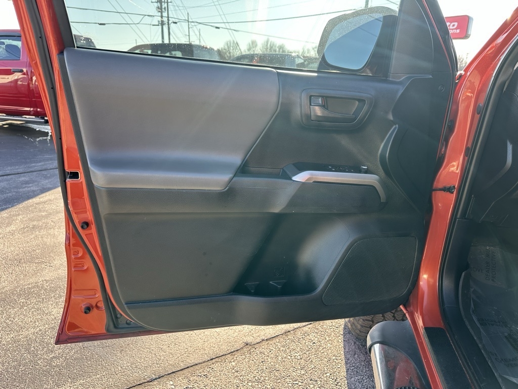 Toyota Tacoma 4WD Access Cab V6 AT TRD Off Road (Natl) 2016