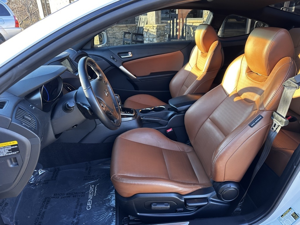Hyundai Genesis Coupe 2dr V6 3.8L Auto Grand Touring w/Tan Lth 2013