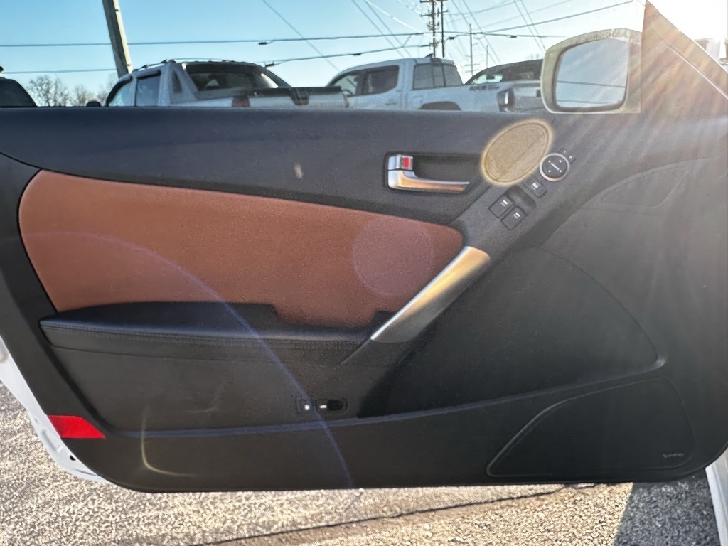 Hyundai Genesis Coupe 2dr V6 3.8L Auto Grand Touring w/Tan Lth 2013