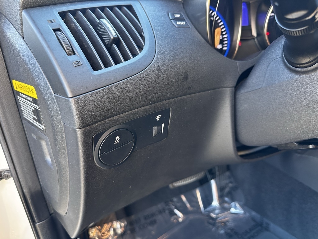 Hyundai Genesis Coupe 2dr V6 3.8L Auto Grand Touring w/Tan Lth 2013