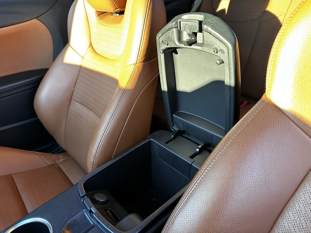 Hyundai Genesis Coupe 2dr V6 3.8L Auto Grand Touring w/Tan Lth 2013