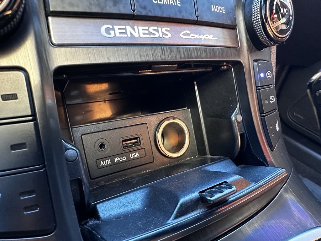 Hyundai Genesis Coupe 2dr V6 3.8L Auto Grand Touring w/Tan Lth 2013