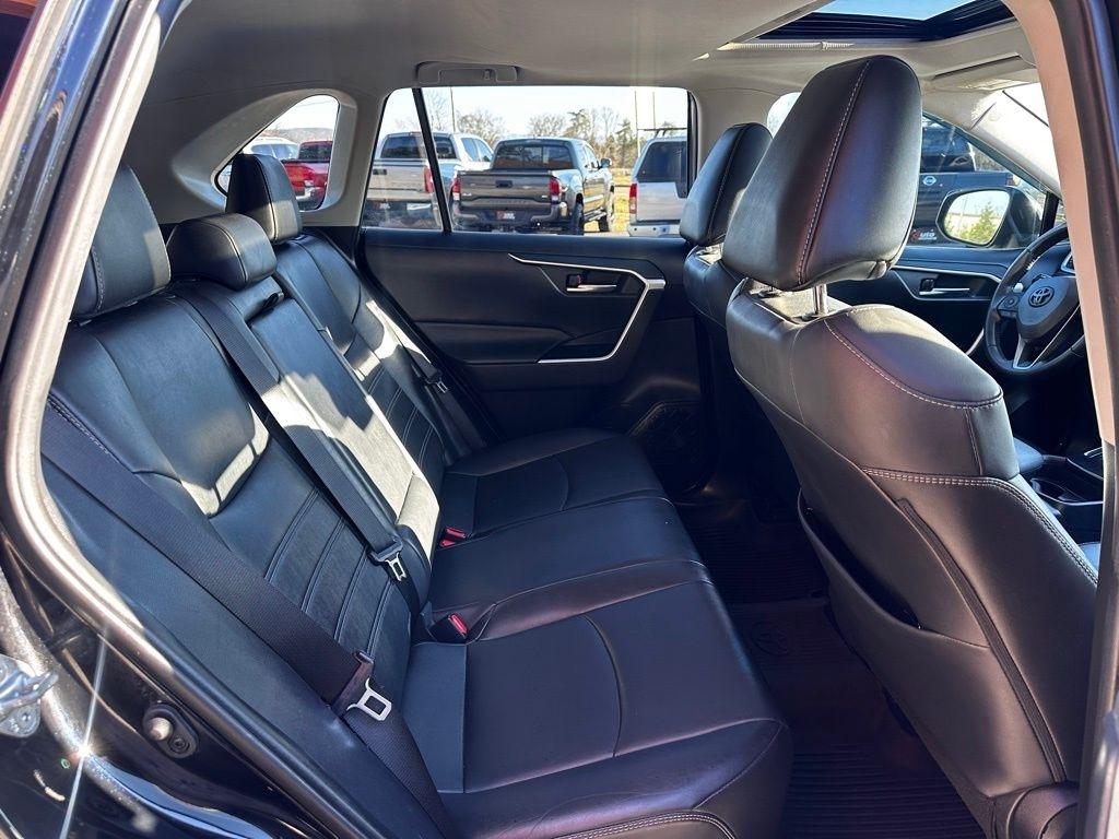 Toyota RAV4 XLE Premium FWD (Natl) 2019