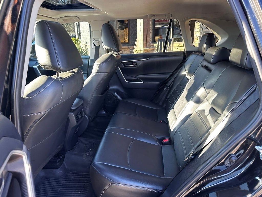 Toyota RAV4 XLE Premium FWD (Natl) 2019